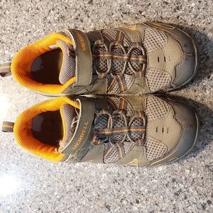 Merrell trail chaser shoes size 4